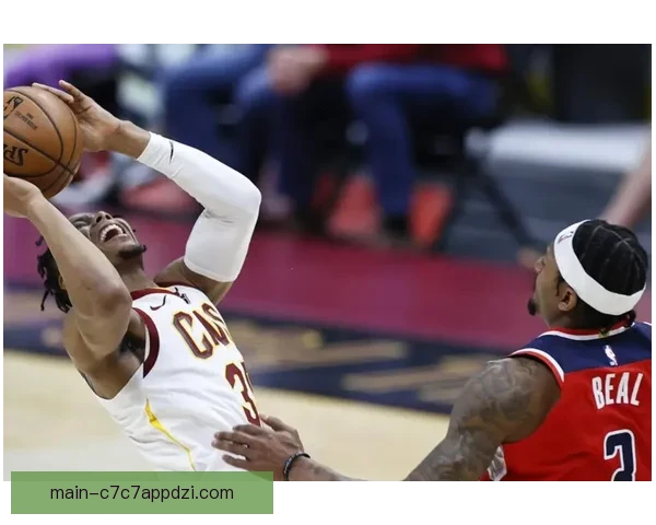 哈登18+7+6助骑士复仇活塞 米切尔场边助威